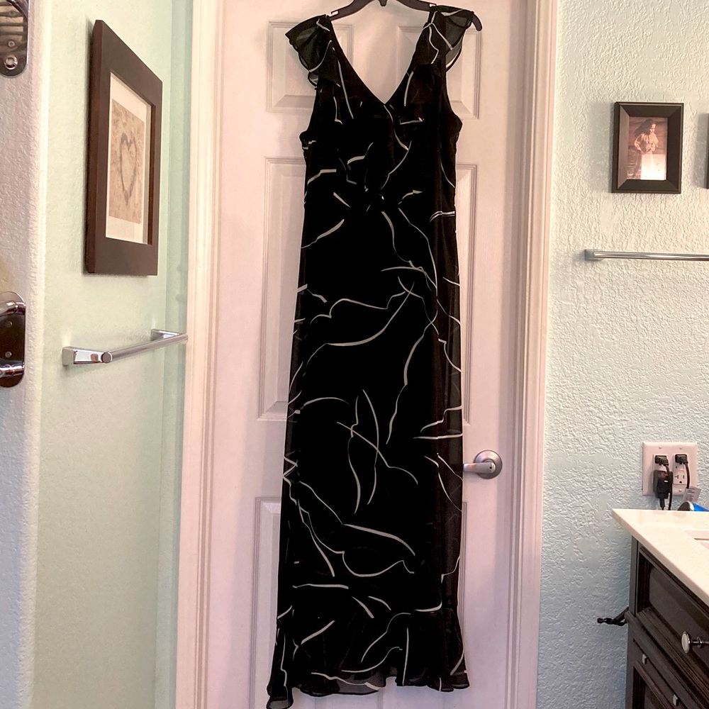 Size 14 DKNY Maxi Dress, worn once then stored under plastic 🖤🤍
